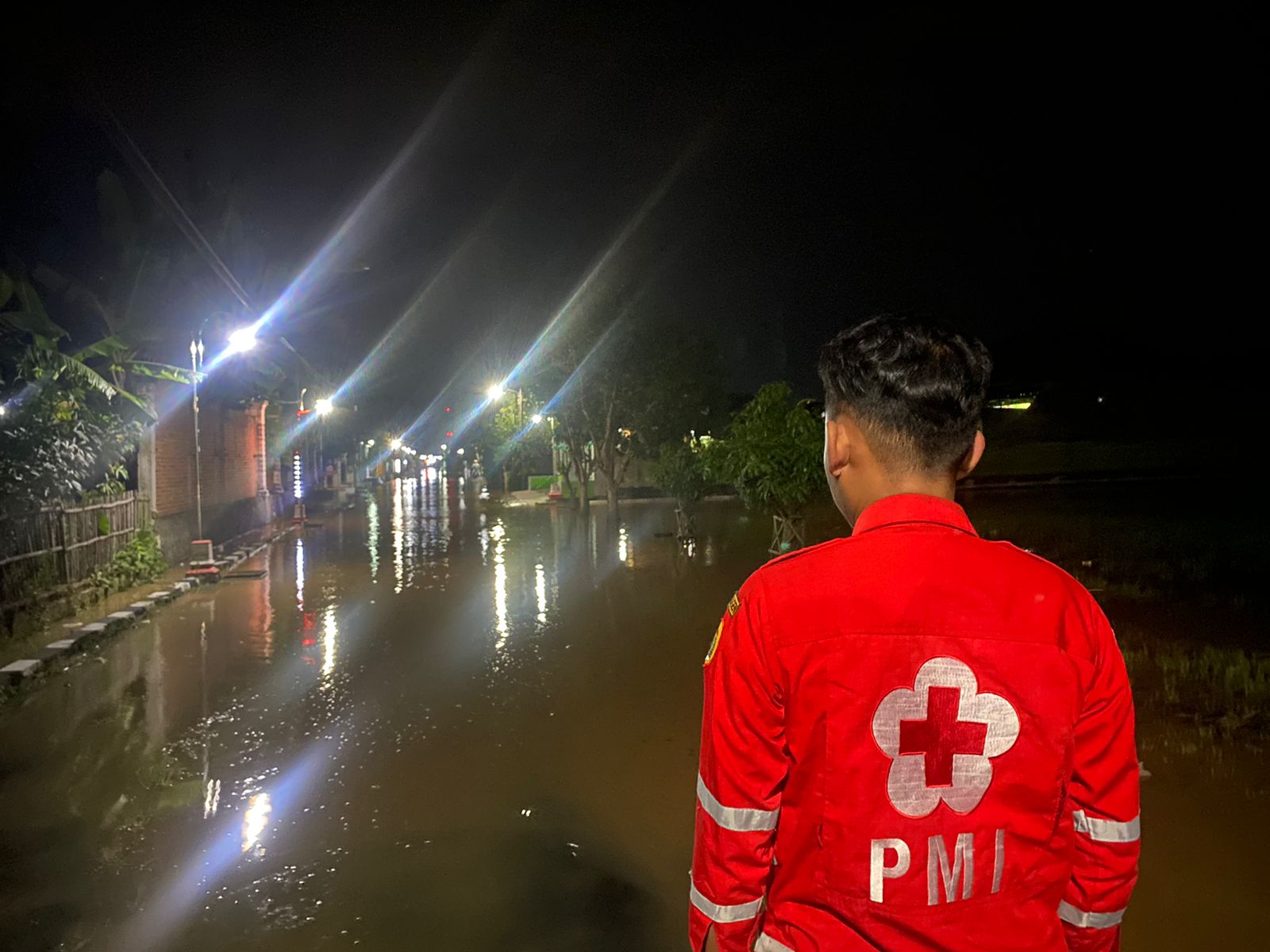 Pemantauan luapan air sungai Oleh anggota PMI Kab. Sragen